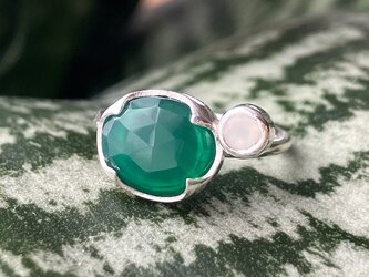 鮮やかグリーンオニキス&ホワイトムーンストーン・イヤーカフ（silver）の画像