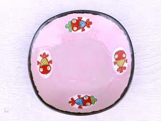 緑の帽子をかぶった赤い金魚とピンク釉の色絵四角皿の画像