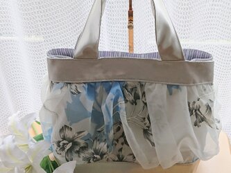 オーガンジーとメタルシルバーのトートバックの画像