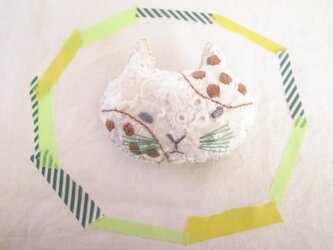 ねこのブローチ　みずたま刺繍　茶の画像