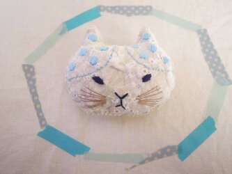ねこのブローチ　みずたま刺繍　みずいろの画像