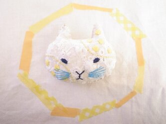 ねこのブローチ　みずたま刺繍　きいろの画像