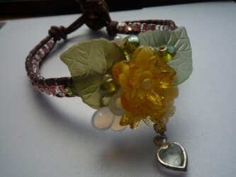 黄色いお花のブレスレットの画像