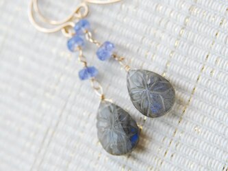 花の彫刻の入ったラブラドライトとタンザナイトのピアス １４kgf