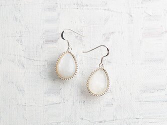 ふるふると揺れるムーンストーンのドロップピアス　受注制作約3週間