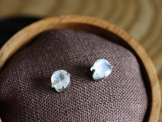 No. 605 ホワイトラブラドライトのポストピアス（SUS316L, 6mm）