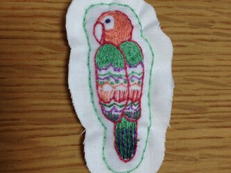 オウムのブローチの画像