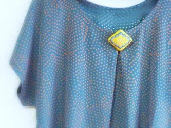ロータスシェルの手刺繍ブローチの画像