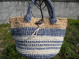 青と白バッグの画像
