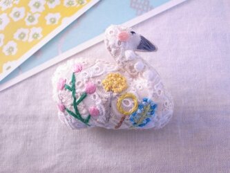 スワンのブローチ　ガーデン刺繍１の画像