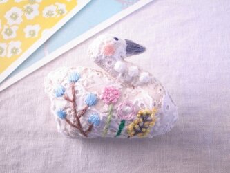 スワンのブローチ　ガーデン刺繍２の画像