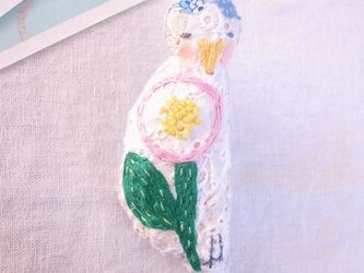 小鳥のブローチ　まる花刺繍　水色の画像
