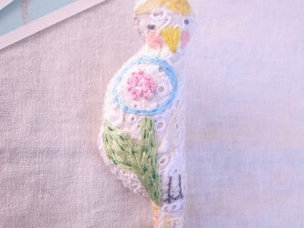 小鳥のブローチ　まる花刺繍　きいろの画像