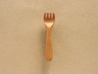 木のフォークのブローチの画像