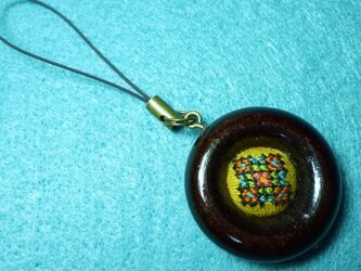 woodリングの手刺繍ストラップ(マスタード)の画像