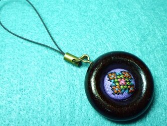 woodリングの手刺繍ストラップ(モーブ)の画像