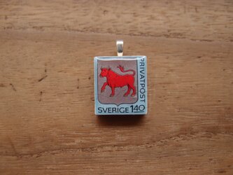 スウェーデンの切手を使ったスクラブルタイルペンダントの画像