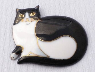 七宝焼ブローチ 横たわるハチワレ猫の画像