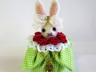 巾着ドレスを着た白うさぎ（黄緑）羊毛フェルト 雑貨 インテリア ぬいぐるみ Wool felt rabbitの画像