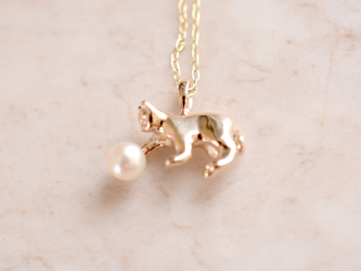 パールにじゃれるネコペンダント gold k10【IGNITE Jewelry】の画像