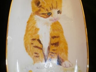 花を見つめる猫の絵皿の画像