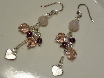 Silverとピンク系の石のピアスの画像