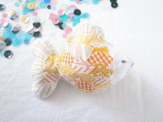 金魚のブローチ　きいろの画像