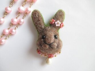 うさぎとコットンパールのブローチの画像