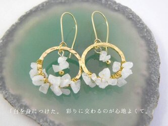 ムーンストーン×マチエルリング×18kコートビーズのピアスの画像