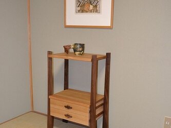 飾り棚　ウォールナットと胡桃の画像