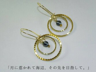 パール×カットメタルリング ピアスの画像