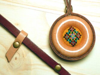 ナチュラルウッドリング　手刺繍ネックレス（Brの画像