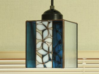 透かし模様のペンダントライト（ブルー）の画像
