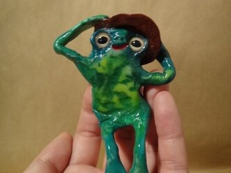 カエルフィギュア　茶色ハット試着の画像