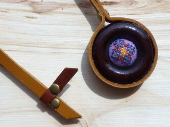 ナチュラルウッドリング　手刺繍ネックレス（camel）の画像