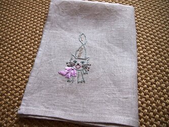 おこりん坊ネコの刺繍デザイン　リネンのクロスの画像