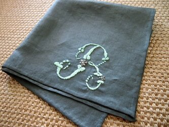 ベルギー製リネン　イニシャル刺繍の大判ハンカチーフの画像