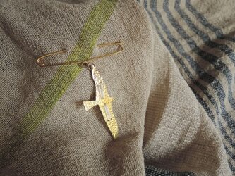糸と鳥のショールピン（白）の画像