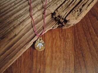 しずくの刺繍のネックレス（水色）の画像