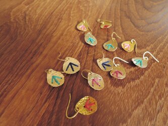 しずくの刺繍のピアス（紺）の画像