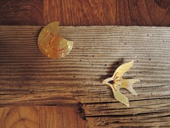北斗七星と月の刺繍のブローチ（胡桃色）の画像