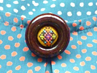 woodリングの手刺繍ブローチ(マスタード)の画像