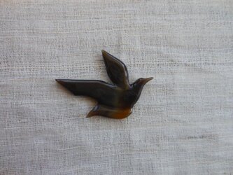 鳥ピンバッジ＜茶＞（水牛の角製）の画像