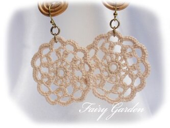 レース編みのピアス（生成り）の画像
