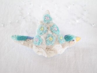 もこもこお花の小鳥のブローチ　あお　よこの画像