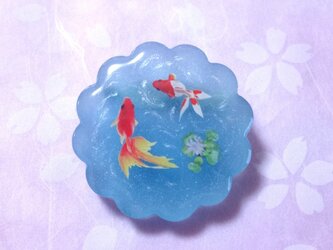 金魚と岩絵の具のブローチの画像