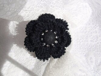 クロッシェ　黒いお花のブローチの画像