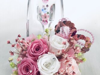 【プリザーブドフラワー／ガラスの靴シリーズ】ピンクと白の可憐なミニ薔薇とハートたちの楽しい時間の画像