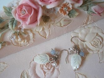 葉っぱのピアスorイヤリング（選択可能）の画像
