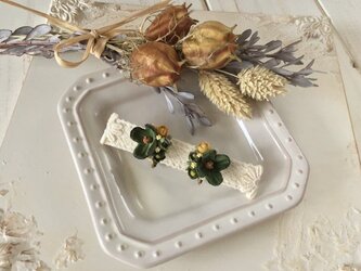 染め花の小花と蕾のイヤリングA(グリーン)の画像